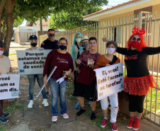 A equipe pedagógica do Colégio Estadual Bento Mossurunga, em Umuarama, noroeste do Estado, encontrou uma forma divertida de motivar seus alunos que estão se sobressaindo no Aula Paraná. Promoveram uma carreata que passou nas casas de cada um dos estudantes para surpreendê-los com presentes e lembrancinhas. Essa ação inaugural focou em homenagear os alunos-destaque do Ensino Fundamental.Foto:SEED