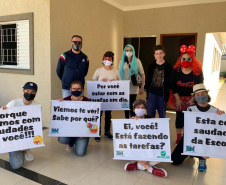 A equipe pedagógica do Colégio Estadual Bento Mossurunga, em Umuarama, noroeste do Estado, encontrou uma forma divertida de motivar seus alunos que estão se sobressaindo no Aula Paraná. Promoveram uma carreata que passou nas casas de cada um dos estudantes para surpreendê-los com presentes e lembrancinhas. Essa ação inaugural focou em homenagear os alunos-destaque do Ensino Fundamental.Foto:SEED