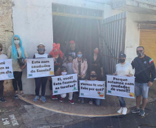 A equipe pedagógica do Colégio Estadual Bento Mossurunga, em Umuarama, noroeste do Estado, encontrou uma forma divertida de motivar seus alunos que estão se sobressaindo no Aula Paraná. Promoveram uma carreata que passou nas casas de cada um dos estudantes para surpreendê-los com presentes e lembrancinhas. Essa ação inaugural focou em homenagear os alunos-destaque do Ensino Fundamental.Foto:SEED