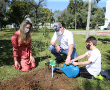 O Governador Carlos Massa Ratinho Junior participa nesta sexta-feira (28), da campanha Floresce Paraná, em comemoração ao Dia Nacional do Voluntariado. A ação é liderada pela primeira-dama do Estado e presidente do Conselho de Ação Solidária, Luciana Saito Massa. Acompanhados do secretário do Desenvolvimento Sustentável e do Turismo, Marcio Nunes.     Curitiba, 28/08/2020. Foto: Geraldo Bubniak/AEN