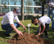 O Governador Carlos Massa Ratinho Junior participa nesta sexta-feira (28), da campanha Floresce Paraná, em comemoração ao Dia Nacional do Voluntariado. A ação é liderada pela primeira-dama do Estado e presidente do Conselho de Ação Solidária, Luciana Saito Massa. Acompanhados do secretário do Desenvolvimento Sustentável e do Turismo, Marcio Nunes.     Curitiba, 28/08/2020. Foto: Geraldo Bubniak/AEN