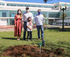 O Governador Carlos Massa Ratinho Junior participa nesta sexta-feira (28), da campanha Floresce Paraná, em comemoração ao Dia Nacional do Voluntariado. A ação é liderada pela primeira-dama do Estado e presidente do Conselho de Ação Solidária, Luciana Saito Massa. Acompanhados do secretário do Desenvolvimento Sustentável e do Turismo, Marcio Nunes.     Curitiba, 28/08/2020. Foto: Geraldo Bubniak/AEN