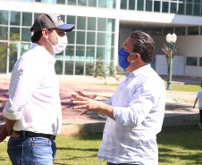 O Governador Carlos Massa Ratinho Junior participa nesta sexta-feira (28), da campanha Floresce Paraná, em comemoração ao Dia Nacional do Voluntariado. A ação é liderada pela primeira-dama do Estado e presidente do Conselho de Ação Solidária, Luciana Saito Massa. Acompanhados do secretário do Desenvolvimento Sustentável e do Turismo, Marcio Nunes.     Curitiba, 28/08/2020. Foto: Geraldo Bubniak/AEN