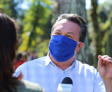O Governador Carlos Massa Ratinho Junior participa nesta sexta-feira (28), da campanha Floresce Paraná, em comemoração ao Dia Nacional do Voluntariado. A ação é liderada pela primeira-dama do Estado e presidente do Conselho de Ação Solidária, Luciana Saito Massa. Acompanhados do secretário do Desenvolvimento Sustentável e do Turismo, Marcio Nunes.     Curitiba, 28/08/2020. Foto: Geraldo Bubniak/AEN