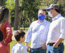 O Governador Carlos Massa Ratinho Junior participa nesta sexta-feira (28), da campanha Floresce Paraná, em comemoração ao Dia Nacional do Voluntariado. A ação é liderada pela primeira-dama do Estado e presidente do Conselho de Ação Solidária, Luciana Saito Massa. Acompanhados do secretário do Desenvolvimento Sustentável e do Turismo, Marcio Nunes.     Curitiba, 28/08/2020. Foto: Geraldo Bubniak/AEN