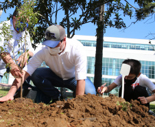 O Governador Carlos Massa Ratinho Junior participa nesta sexta-feira (28), da campanha Floresce Paraná, em comemoração ao Dia Nacional do Voluntariado. A ação é liderada pela primeira-dama do Estado e presidente do Conselho de Ação Solidária, Luciana Saito Massa. Acompanhados do secretário do Desenvolvimento Sustentável e do Turismo, Marcio Nunes.     Curitiba, 28/08/2020. Foto: Geraldo Bubniak/AEN