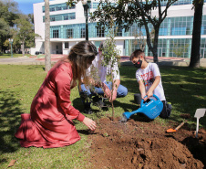 O Governador Carlos Massa Ratinho Junior participa nesta sexta-feira (28), da campanha Floresce Paraná, em comemoração ao Dia Nacional do Voluntariado. A ação é liderada pela primeira-dama do Estado e presidente do Conselho de Ação Solidária, Luciana Saito Massa. Acompanhados do secretário do Desenvolvimento Sustentável e do Turismo, Marcio Nunes.     Curitiba, 28/08/2020. Foto: Geraldo Bubniak/AEN