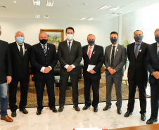 O governador Carlos Massa Ratinho Junior se reuniu nesta terça-feira (1º) com a nova diretoria do Sindicato das Indústrias de Produtos Avícolas do Estado do Paraná (Sindiavipar), eleita na semana passada, e disse que o Estado tem interesse em ampliar a quantidade de granjas nos pequenos municípios para gerar mais empregos e desenvolvimento, além de fortalecer a cadeia com acesso a crédito, nova infraestrutura e energia elétrica sem interrupções