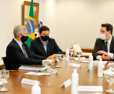O governador Carlos Massa Ratinho Junior também se reuniu nesta terça-feira (1º) com os generais Carlos José Russo Assumpção Penteado, comandante da 5ª Divisão do Exército, Sérgio Martins, comandante da 5ª Brigada de Cavalaria Blindada de Ponta Grossa, e Joarez Alves Pereira Junior, Vice-Chefe do Departamento de Educação e Cultura do Exército. O encontro serviu para a discussão de diversas possibilidades de parcerias entre o Governo do Estado e o governo federal.