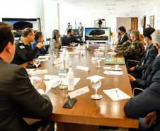 O governador Carlos Massa Ratinho Junior também se reuniu nesta terça-feira (1º) com os generais Carlos José Russo Assumpção Penteado, comandante da 5ª Divisão do Exército, Sérgio Martins, comandante da 5ª Brigada de Cavalaria Blindada de Ponta Grossa, e Joarez Alves Pereira Junior, Vice-Chefe do Departamento de Educação e Cultura do Exército. O encontro serviu para a discussão de diversas possibilidades de parcerias entre o Governo do Estado e o governo federal.