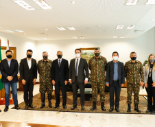 O governador Carlos Massa Ratinho Junior também se reuniu nesta terça-feira (1º) com os generais Carlos José Russo Assumpção Penteado, comandante da 5ª Divisão do Exército, Sérgio Martins, comandante da 5ª Brigada de Cavalaria Blindada de Ponta Grossa, e Joarez Alves Pereira Junior, Vice-Chefe do Departamento de Educação e Cultura do Exército. O encontro serviu para a discussão de diversas possibilidades de parcerias entre o Governo do Estado e o governo federal.