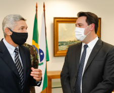 O governador Carlos Massa Ratinho Junior também se reuniu nesta terça-feira (1º) com os generais Carlos José Russo Assumpção Penteado, comandante da 5ª Divisão do Exército, Sérgio Martins, comandante da 5ª Brigada de Cavalaria Blindada de Ponta Grossa, e Joarez Alves Pereira Junior, Vice-Chefe do Departamento de Educação e Cultura do Exército. O encontro serviu para a discussão de diversas possibilidades de parcerias entre o Governo do Estado e o governo federal.