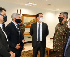O governador Carlos Massa Ratinho Junior também se reuniu nesta terça-feira (1º) com os generais Carlos José Russo Assumpção Penteado, comandante da 5ª Divisão do Exército, Sérgio Martins, comandante da 5ª Brigada de Cavalaria Blindada de Ponta Grossa, e Joarez Alves Pereira Junior, Vice-Chefe do Departamento de Educação e Cultura do Exército. O encontro serviu para a discussão de diversas possibilidades de parcerias entre o Governo do Estado e o governo federal.