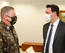O governador Carlos Massa Ratinho Junior também se reuniu nesta terça-feira (1º) com os generais Carlos José Russo Assumpção Penteado, comandante da 5ª Divisão do Exército, Sérgio Martins, comandante da 5ª Brigada de Cavalaria Blindada de Ponta Grossa, e Joarez Alves Pereira Junior, Vice-Chefe do Departamento de Educação e Cultura do Exército. O encontro serviu para a discussão de diversas possibilidades de parcerias entre o Governo do Estado e o governo federal.