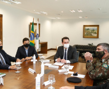 O governador Carlos Massa Ratinho Junior também se reuniu nesta terça-feira (1º) com os generais Carlos José Russo Assumpção Penteado, comandante da 5ª Divisão do Exército, Sérgio Martins, comandante da 5ª Brigada de Cavalaria Blindada de Ponta Grossa, e Joarez Alves Pereira Junior, Vice-Chefe do Departamento de Educação e Cultura do Exército. O encontro serviu para a discussão de diversas possibilidades de parcerias entre o Governo do Estado e o governo federal.