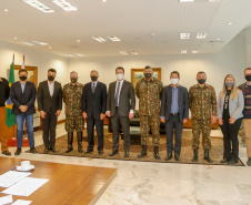 O governador Carlos Massa Ratinho Junior também se reuniu nesta terça-feira (1º) com os generais Carlos José Russo Assumpção Penteado, comandante da 5ª Divisão do Exército, Sérgio Martins, comandante da 5ª Brigada de Cavalaria Blindada de Ponta Grossa, e Joarez Alves Pereira Junior, Vice-Chefe do Departamento de Educação e Cultura do Exército. O encontro serviu para a discussão de diversas possibilidades de parcerias entre o Governo do Estado e o governo federal.