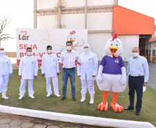 O governador Carlos Massa Ratinho Junior participou nesta quarta-feira (2) da inauguração do novo frigorífico da Lar Cooperativa Agroindustrial em Rolândia, no Norte do Paraná. O complexo industrial terá um abatedouro de aves com capacidade de processamento diário de 175 mil frangos, uma fábrica de rações com capacidade de produzir 19 mil toneladas/mês e uma unidade de recepção e beneficiamento de grãos com capacidade de 16,8 mil toneladas.
Foto:Assessoria de Imprensa/LAR