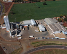 O governador Carlos Massa Ratinho Junior participou nesta quarta-feira (2) da inauguração do novo frigorífico da Lar Cooperativa Agroindustrial em Rolândia, no Norte do Paraná. O complexo industrial terá um abatedouro de aves com capacidade de processamento diário de 175 mil frangos, uma fábrica de rações com capacidade de produzir 19 mil toneladas/mês e uma unidade de recepção e beneficiamento de grãos com capacidade de 16,8 mil toneladas.
Foto:Assessoria de Imprensa/LAR