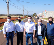 O governador Carlos Massa Ratinho Junior vistoriou também nesta quarta-feira (02) a obra estruturante da Rua Cristiano Kussmaul, na região sul de Apucarana. A reconstrução de um trecho de 2,3 quilômetros, que está alinhada com a duplicação do Contorno Sul do município, será finalizada em setembro.
