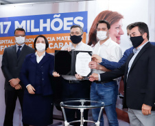O Governo do Estado vai investir R$ 16,2 milhões na reforma e ampliação do Hospital da Providência, em Apucarana, no Vale do Ivaí. A ordem de serviço foi assinada nesta quarta-feira (02) pelo governador Carlos Massa Ratinho Junior em cerimônia na sede do complexo médico. A contrapartida do hospital é de R$ 853 mil. O prazo para a conclusão da obra é de 18 meses.