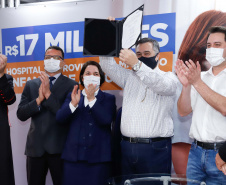O Governo do Estado vai investir R$ 16,2 milhões na reforma e ampliação do Hospital da Providência, em Apucarana, no Vale do Ivaí. A ordem de serviço foi assinada nesta quarta-feira (02) pelo governador Carlos Massa Ratinho Junior em cerimônia na sede do complexo médico. A contrapartida do hospital é de R$ 853 mil. O prazo para a conclusão da obra é de 18 meses.