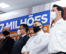 O Governo do Estado vai investir R$ 16,2 milhões na reforma e ampliação do Hospital da Providência, em Apucarana, no Vale do Ivaí. A ordem de serviço foi assinada nesta quarta-feira (02) pelo governador Carlos Massa Ratinho Junior em cerimônia na sede do complexo médico. A contrapartida do hospital é de R$ 853 mil. O prazo para a conclusão da obra é de 18 meses.