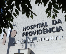 O Governo do Estado vai investir R$ 16,2 milhões na reforma e ampliação do Hospital da Providência, em Apucarana, no Vale do Ivaí. A ordem de serviço foi assinada nesta quarta-feira (02) pelo governador Carlos Massa Ratinho Junior em cerimônia na sede do complexo médico. A contrapartida do hospital é de R$ 853 mil. O prazo para a conclusão da obra é de 18 meses.