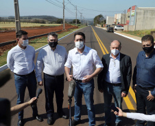 O governador Carlos Massa Ratinho Junior vistoriou também nesta quarta-feira (02) a obra estruturante da Rua Cristiano Kussmaul, na região sul de Apucarana. A reconstrução de um trecho de 2,3 quilômetros, que está alinhada com a duplicação do Contorno Sul do município, será finalizada em setembro.
