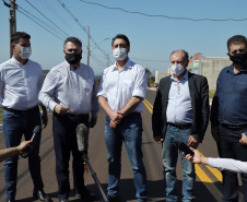 O governador Carlos Massa Ratinho Junior vistoriou também nesta quarta-feira (02) a obra estruturante da Rua Cristiano Kussmaul, na região sul de Apucarana. A reconstrução de um trecho de 2,3 quilômetros, que está alinhada com a duplicação do Contorno Sul do município, será finalizada em setembro.

