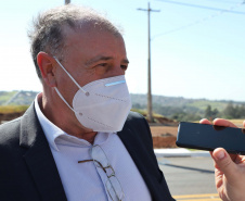 O governador Carlos Massa Ratinho Junior vistoriou também nesta quarta-feira (02) a obra estruturante da Rua Cristiano Kussmaul, na região sul de Apucarana. A reconstrução de um trecho de 2,3 quilômetros, que está alinhada com a duplicação do Contorno Sul do município, será finalizada em setembro.
