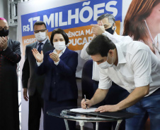 O Governo do Estado vai investir R$ 16,2 milhões na reforma e ampliação do Hospital da Providência, em Apucarana, no Vale do Ivaí. A ordem de serviço foi assinada nesta quarta-feira (02) pelo governador Carlos Massa Ratinho Junior em cerimônia na sede do complexo médico. A contrapartida do hospital é de R$ 853 mil. O prazo para a conclusão da obra é de 18 meses.