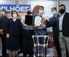O Governo do Estado vai investir R$ 16,2 milhões na reforma e ampliação do Hospital da Providência, em Apucarana, no Vale do Ivaí. A ordem de serviço foi assinada nesta quarta-feira (02) pelo governador Carlos Massa Ratinho Junior em cerimônia na sede do complexo médico. A contrapartida do hospital é de R$ 853 mil. O prazo para a conclusão da obra é de 18 meses.