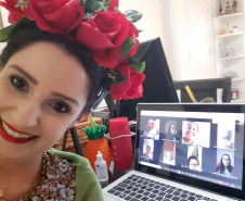 Professores usam fantasias para chamar atenção de alunos durante as aulas virtuais. Foto:SEED
