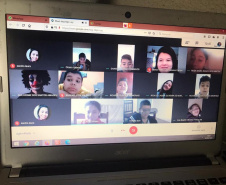Professores usam fantasias para chamar atenção de alunos durante as aulas virtuais.Foto:SEED