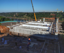 A duplicação da Rodovia das Cataratas (BR-469), a ampliação da pista de pouso e decolagem do Aeroporto Internacional de Foz do Iguaçu, a segunda ponte entre Brasil e Paraguai e a nova perimetral com acesso na BR-277 são as obras mais visíveis de um pacote de investimentos de cerca de R$ 1 bilhão programado pela Itaipu Binacional para os próximos anos na região Oeste do Paraná. 