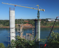 A duplicação da Rodovia das Cataratas (BR-469), a ampliação da pista de pouso e decolagem do Aeroporto Internacional de Foz do Iguaçu, a segunda ponte entre Brasil e Paraguai e a nova perimetral com acesso na BR-277 são as obras mais visíveis de um pacote de investimentos de cerca de R$ 1 bilhão programado pela Itaipu Binacional para os próximos anos na região Oeste do Paraná. 