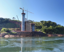 A duplicação da Rodovia das Cataratas (BR-469), a ampliação da pista de pouso e decolagem do Aeroporto Internacional de Foz do Iguaçu, a segunda ponte entre Brasil e Paraguai e a nova perimetral com acesso na BR-277 são as obras mais visíveis de um pacote de investimentos de cerca de R$ 1 bilhão programado pela Itaipu Binacional para os próximos anos na região Oeste do Paraná. 