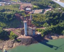 A duplicação da Rodovia das Cataratas (BR-469), a ampliação da pista de pouso e decolagem do Aeroporto Internacional de Foz do Iguaçu, a segunda ponte entre Brasil e Paraguai e a nova perimetral com acesso na BR-277 são as obras mais visíveis de um pacote de investimentos de cerca de R$ 1 bilhão programado pela Itaipu Binacional para os próximos anos na região Oeste do Paraná. 