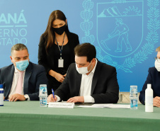 O governador Carlos Massa Ratinho Junior, o presidente do Tribunal de Justiça do Paraná, desembargador Adalberto Xisto Pereira, e o segundo vice-presidente, desembargador José Laurindo de Souza Netto formalizaram nesta quinta-feira (3) a criação do Cejus Casa Fácil e do Cejusc Fundiário, que vão atuar na mediação e conciliação de conflitos no Estado.
