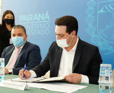 O governador Carlos Massa Ratinho Junior, o presidente do Tribunal de Justiça do Paraná, desembargador Adalberto Xisto Pereira, e o segundo vice-presidente, desembargador José Laurindo de Souza Netto formalizaram nesta quinta-feira (3) a criação do Cejus Casa Fácil e do Cejusc Fundiário, que vão atuar na mediação e conciliação de conflitos no Estado.