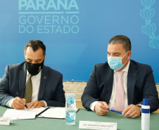 O governador Carlos Massa Ratinho Junior, o presidente do Tribunal de Justiça do Paraná, desembargador Adalberto Xisto Pereira, e o segundo vice-presidente, desembargador José Laurindo de Souza Netto formalizaram nesta quinta-feira (3) a criação do Cejus Casa Fácil e do Cejusc Fundiário, que vão atuar na mediação e conciliação de conflitos no Estado.