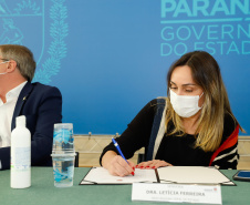 O governador Carlos Massa Ratinho Junior, o presidente do Tribunal de Justiça do Paraná, desembargador Adalberto Xisto Pereira, e o segundo vice-presidente, desembargador José Laurindo de Souza Netto formalizaram nesta quinta-feira (3) a criação do Cejus Casa Fácil e do Cejusc Fundiário, que vão atuar na mediação e conciliação de conflitos no Estado.