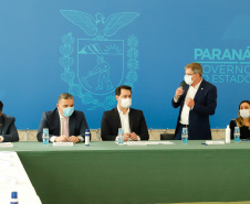 O governador Carlos Massa Ratinho Junior, o presidente do Tribunal de Justiça do Paraná, desembargador Adalberto Xisto Pereira, e o segundo vice-presidente, desembargador José Laurindo de Souza Netto formalizaram nesta quinta-feira (3) a criação do Cejus Casa Fácil e do Cejusc Fundiário, que vão atuar na mediação e conciliação de conflitos no Estado.