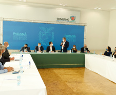 O governador Carlos Massa Ratinho Junior, o presidente do Tribunal de Justiça do Paraná, desembargador Adalberto Xisto Pereira, e o segundo vice-presidente, desembargador José Laurindo de Souza Netto formalizaram nesta quinta-feira (3) a criação do Cejus Casa Fácil e do Cejusc Fundiário, que vão atuar na mediação e conciliação de conflitos no Estado.