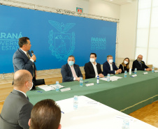 O governador Carlos Massa Ratinho Junior, o presidente do Tribunal de Justiça do Paraná, desembargador Adalberto Xisto Pereira, e o segundo vice-presidente, desembargador José Laurindo de Souza Netto formalizaram nesta quinta-feira (3) a criação do Cejus Casa Fácil e do Cejusc Fundiário, que vão atuar na mediação e conciliação de conflitos no Estado.