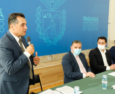 O governador Carlos Massa Ratinho Junior, o presidente do Tribunal de Justiça do Paraná, desembargador Adalberto Xisto Pereira, e o segundo vice-presidente, desembargador José Laurindo de Souza Netto formalizaram nesta quinta-feira (3) a criação do Cejus Casa Fácil e do Cejusc Fundiário, que vão atuar na mediação e conciliação de conflitos no Estado.