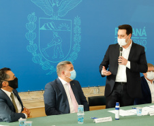 O governador Carlos Massa Ratinho Junior, o presidente do Tribunal de Justiça do Paraná, desembargador Adalberto Xisto Pereira, e o segundo vice-presidente, desembargador José Laurindo de Souza Netto formalizaram nesta quinta-feira (3) a criação do Cejus Casa Fácil e do Cejusc Fundiário, que vão atuar na mediação e conciliação de conflitos no Estado.