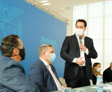 O governador Carlos Massa Ratinho Junior, o presidente do Tribunal de Justiça do Paraná, desembargador Adalberto Xisto Pereira, e o segundo vice-presidente, desembargador José Laurindo de Souza Netto formalizaram nesta quinta-feira (3) a criação do Cejus Casa Fácil e do Cejusc Fundiário, que vão atuar na mediação e conciliação de conflitos no Estado.