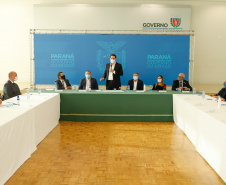 O governador Carlos Massa Ratinho Junior, o presidente do Tribunal de Justiça do Paraná, desembargador Adalberto Xisto Pereira, e o segundo vice-presidente, desembargador José Laurindo de Souza Netto formalizaram nesta quinta-feira (3) a criação do Cejus Casa Fácil e do Cejusc Fundiário, que vão atuar na mediação e conciliação de conflitos no Estado.