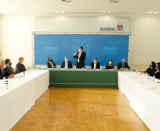 O governador Carlos Massa Ratinho Junior, o presidente do Tribunal de Justiça do Paraná, desembargador Adalberto Xisto Pereira, e o segundo vice-presidente, desembargador José Laurindo de Souza Netto formalizaram nesta quinta-feira (3) a criação do Cejus Casa Fácil e do Cejusc Fundiário, que vão atuar na mediação e conciliação de conflitos no Estado.